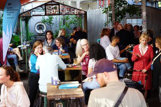 Besucher*innen des Sommerfestes im Gespräch