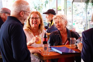 Besucher*innen des Sommerfestes im Gespräch