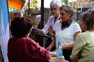 Besucher*innen des Sommerfestes im Gespräch