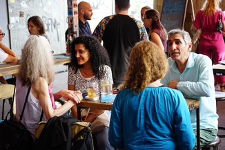 Besucher*innen des Sommerfestes im Gespräch