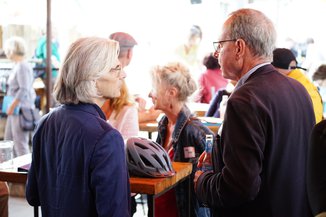 Besucher*innen des Sommerfestes im Gespräch