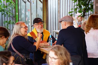 Besucher*innen des Sommerfestes im Gespräch