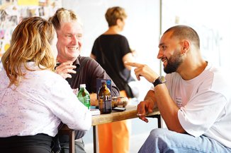 Besucher*innen des Sommerfestes im Gespräch