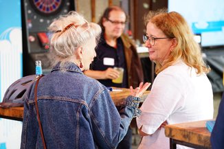 Besucher*innen des Sommerfestes im Gespräch